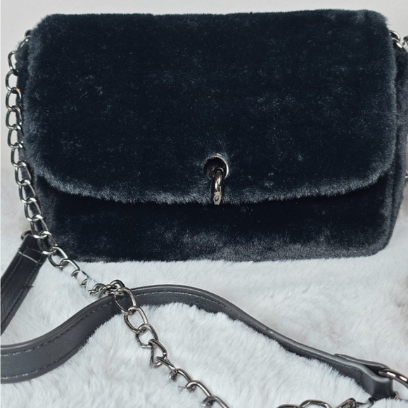 Gilda Paris Fur Crossbody Black 9”L x 3”W x 6 1/2”H - Picture 4 of 5